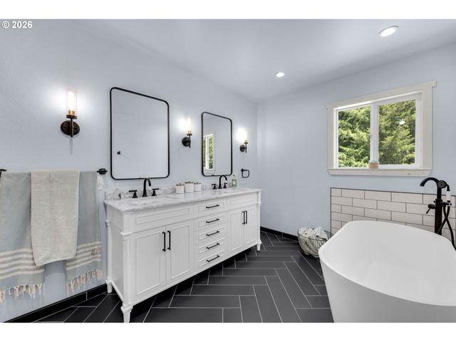 18111 Ne 241ST Pl, Brush Prairie, WA 98606