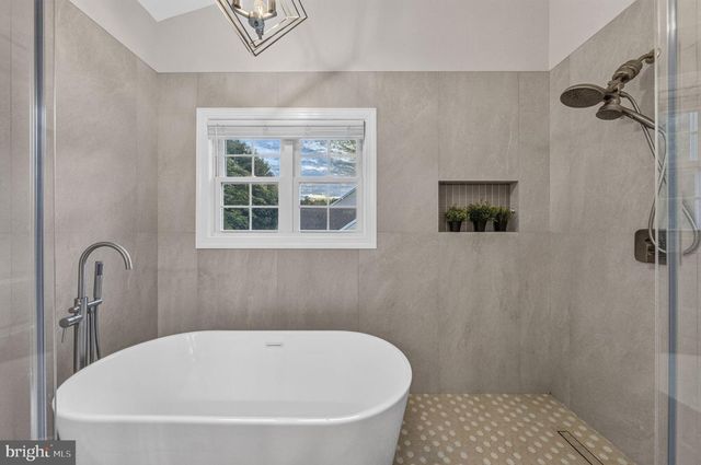 7 SARAH CT, Monmouth Junction, NJ 08852