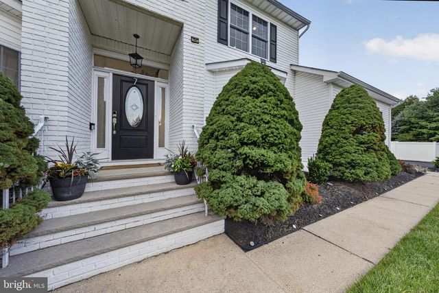 7 SARAH CT, Monmouth Junction, NJ 08852