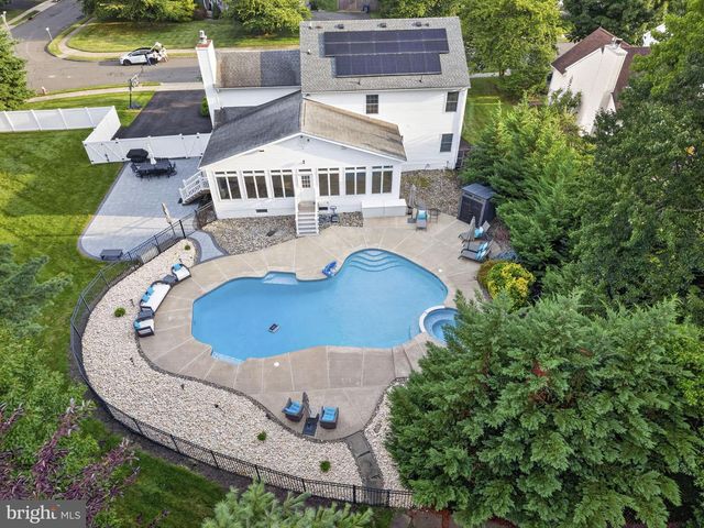 7 SARAH CT, Monmouth Junction, NJ 08852