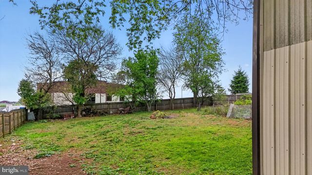 40 QUEEN RD, Intercourse, PA 17534