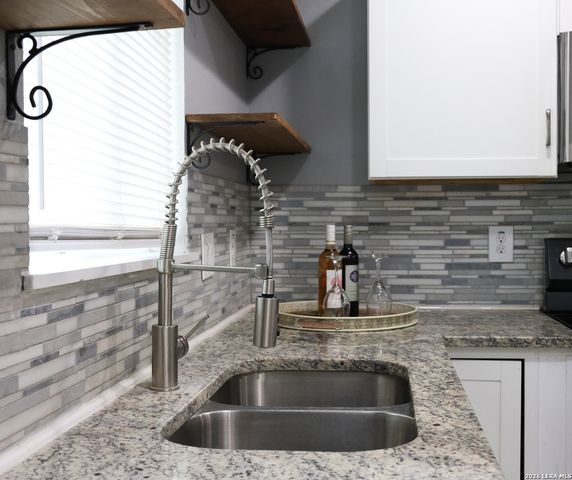 75 STOREYWOOD DR, San Antonio, TX 78213