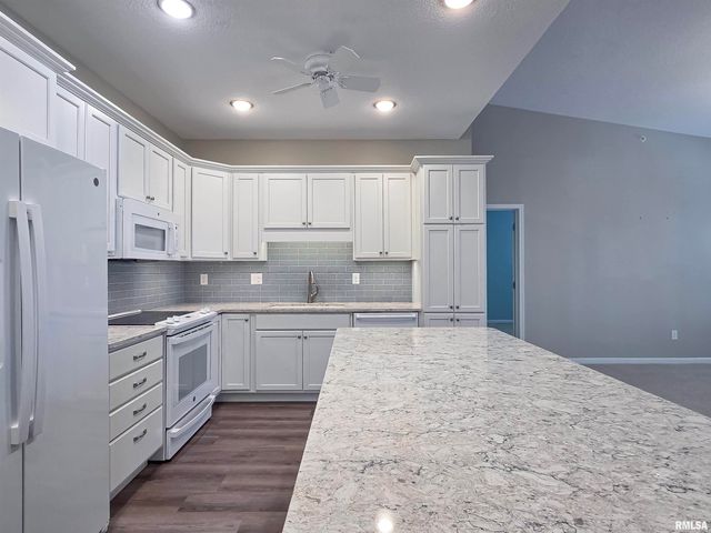 2592 MIDDLE Road, Bettendorf, IA 52722