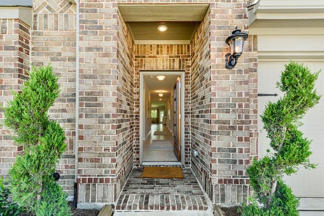 2204 Broken Arrow Drive, Aubrey, TX 76227