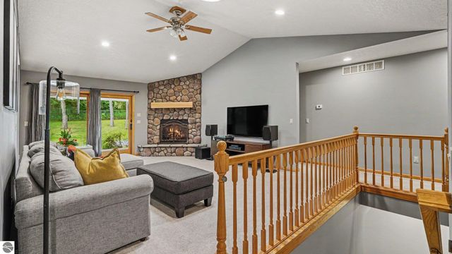 2107 W Kelly Drive, Mt Pleasant, MI 48858