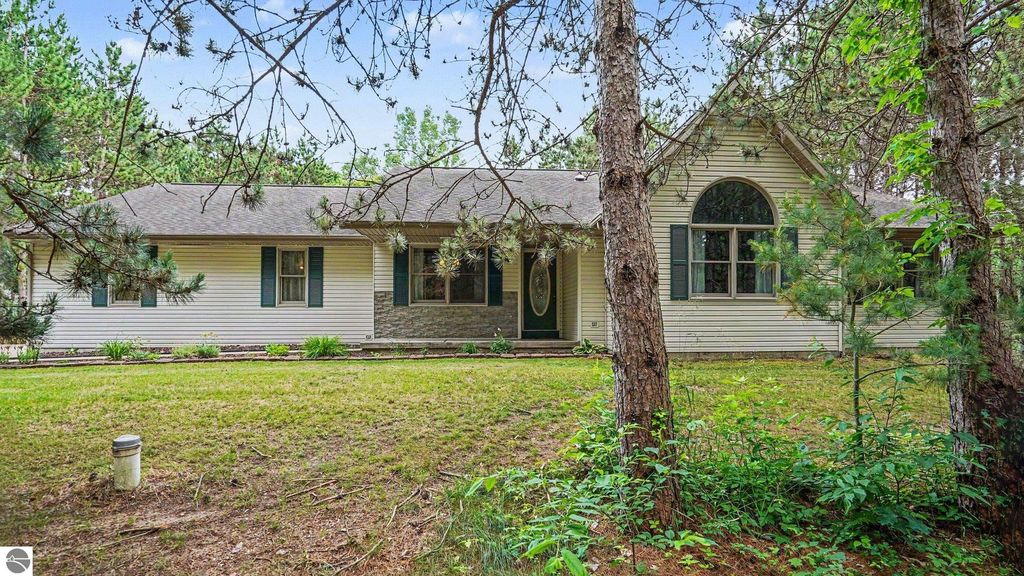 2107 W Kelly Drive, Mt Pleasant, MI 48858