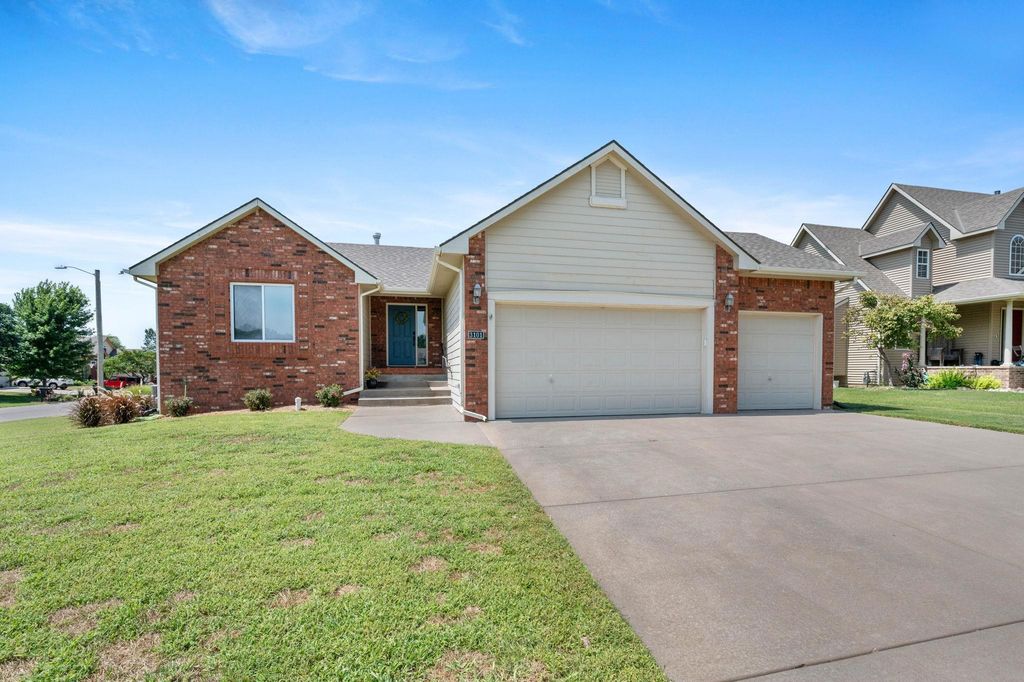 3101 Country Lane Ct, Augusta, KS 67010