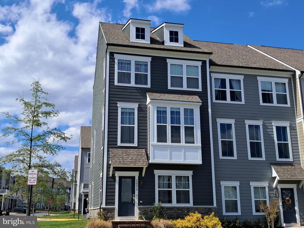 1654 BAY CEDAR DR, Dumfries, VA 22025