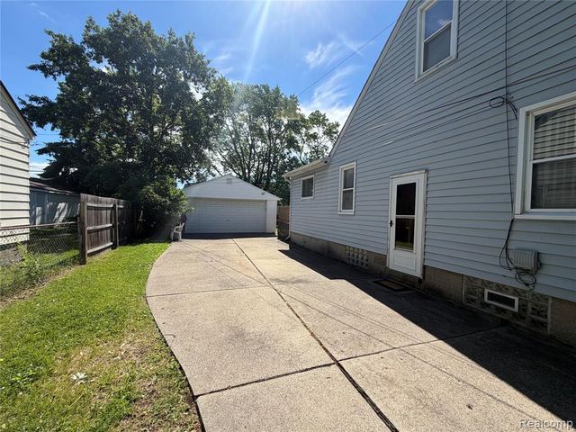 22058 Tuscany Avenue, Eastpointe, MI 48021