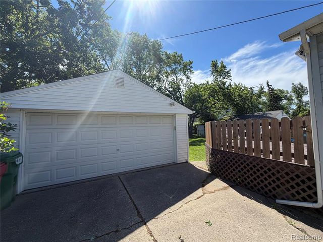 22058 Tuscany Avenue, Eastpointe, MI 48021