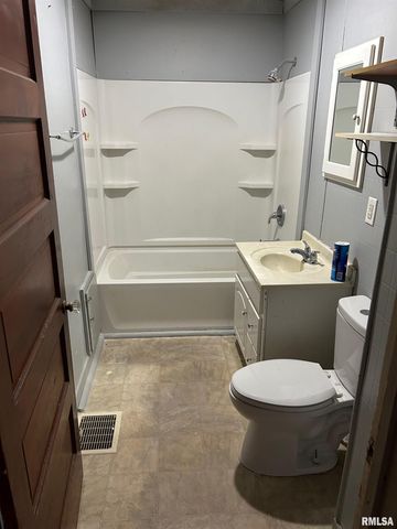 421 E WASHINGTON Street, Edinburg, IL 62531