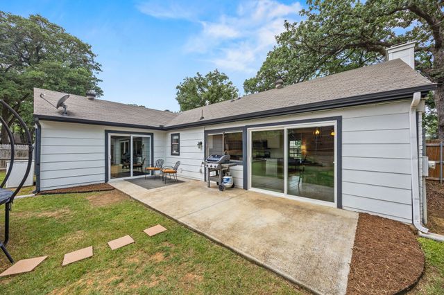 408 Thorn Wood Drive, Euless, TX 76039