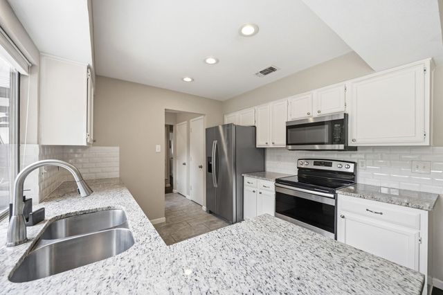 408 Thorn Wood Drive, Euless, TX 76039