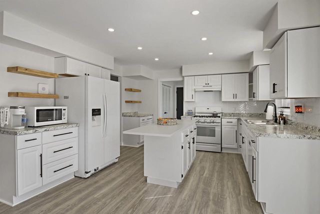 2405 16th PLACE, Kenosha, WI 53140