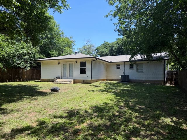 706 Henslee Drive, Euless, TX 76040