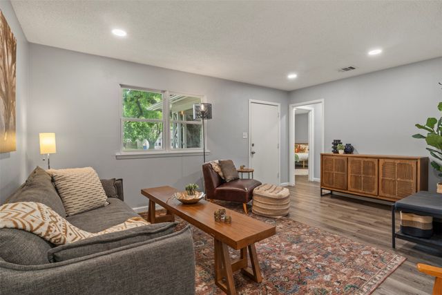 706 Henslee Drive, Euless, TX 76040