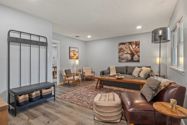 706 Henslee Drive, Euless, TX 76040