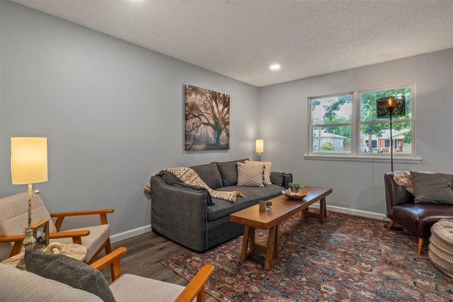 706 Henslee Drive, Euless, TX 76040