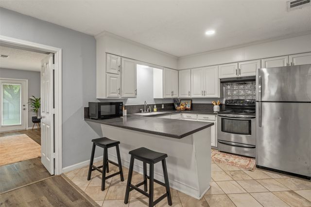 706 Henslee Drive, Euless, TX 76040