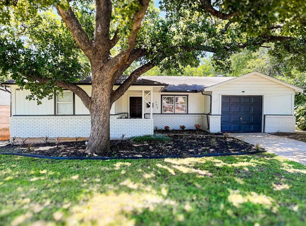 706 Henslee Drive, Euless, TX 76040