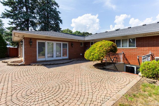 15703 Pleasant Avenue, Allen Park, MI 48101