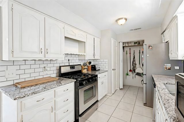 1654 Clarendon Drive, Lewisville, TX 75067