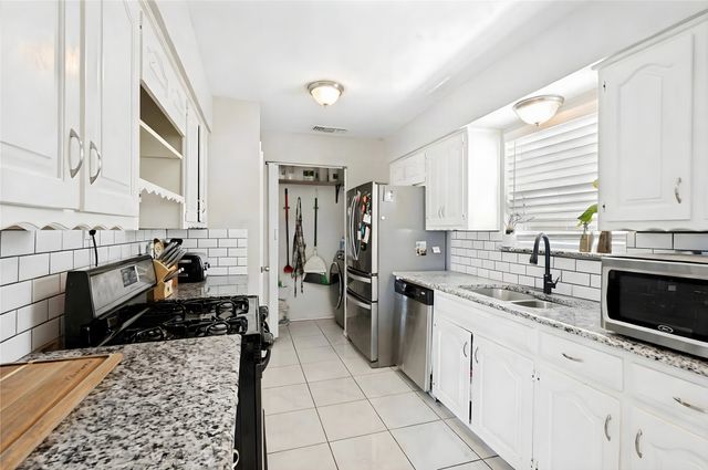 1654 Clarendon Drive, Lewisville, TX 75067