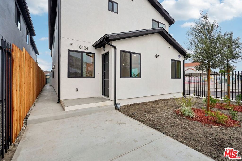 10424 Graham Avenue, Los Angeles, CA 90002