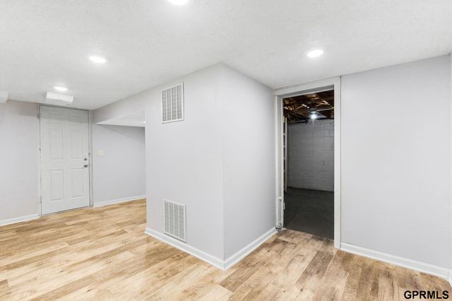 4121 N 44th Street, Omaha, NE 68111