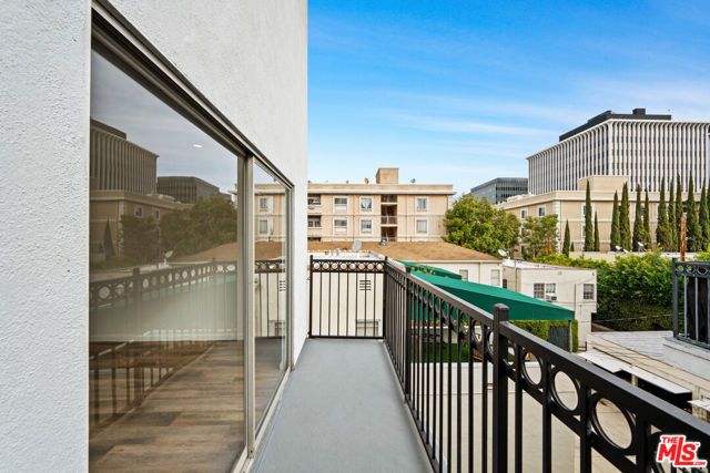 136 S Palm Drive 301, Beverly Hills, CA 90212