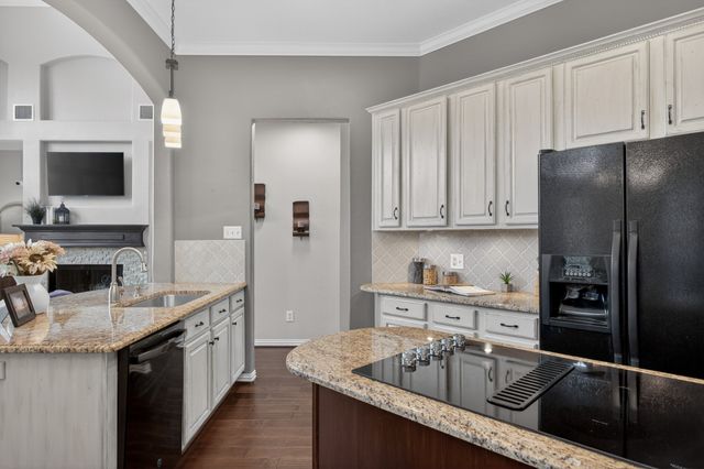 8615 Oak Valley Court, Irving, TX 75063