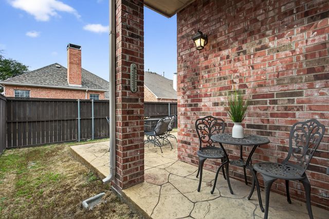 8615 Oak Valley Court, Irving, TX 75063