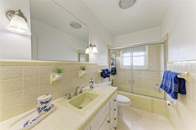 2811 33RD AVENUE W, Bradenton, FL 34205