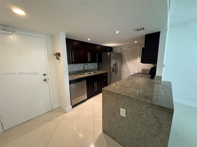 240 Lakeview Dr 112, Weston, FL 33326