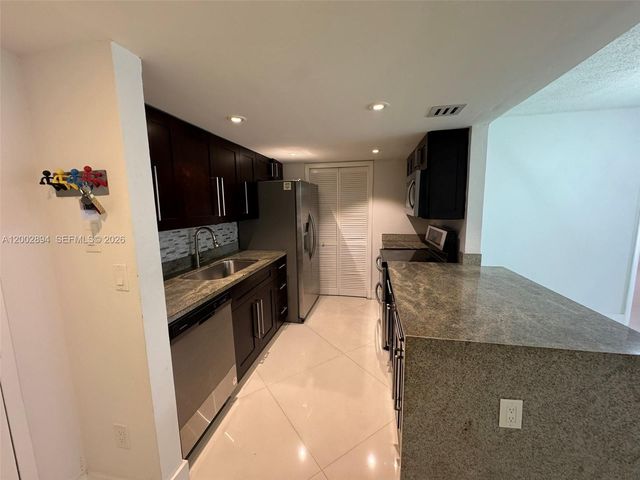 240 Lakeview Dr 112, Weston, FL 33326