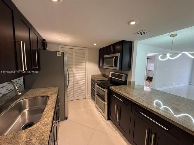 240 Lakeview Dr 112, Weston, FL 33326