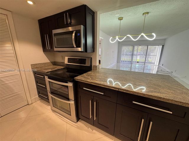 240 Lakeview Dr 112, Weston, FL 33326