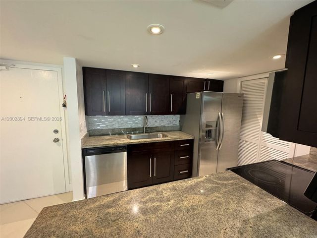 240 Lakeview Dr 112, Weston, FL 33326