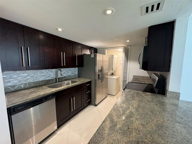 240 Lakeview Dr 112, Weston, FL 33326