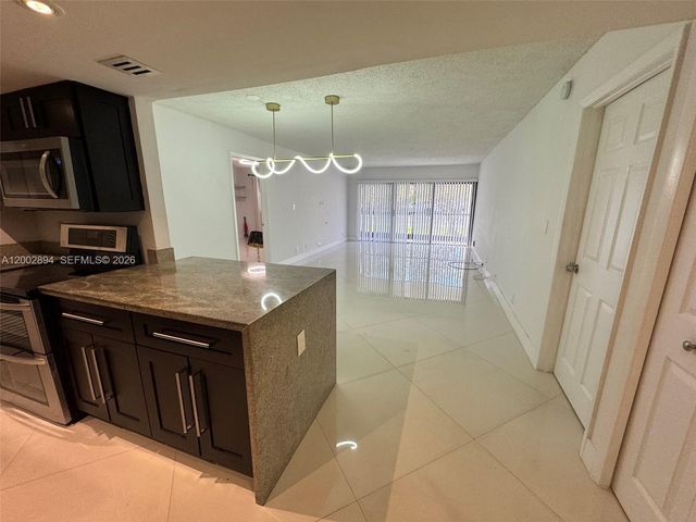 240 Lakeview Dr 112, Weston, FL 33326