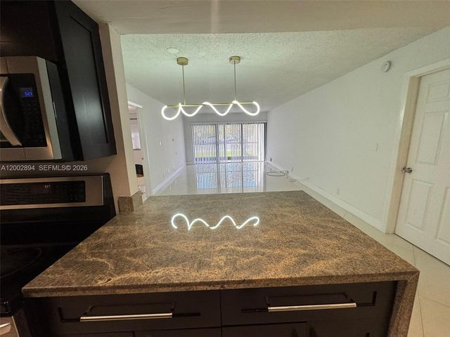 240 Lakeview Dr 112, Weston, FL 33326