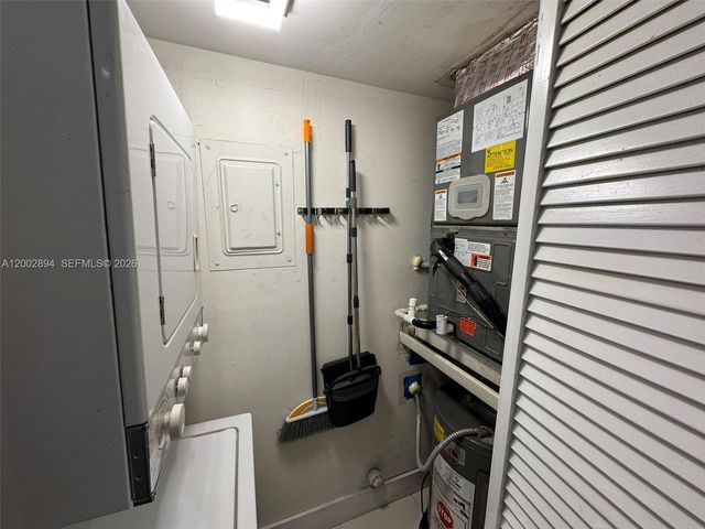 240 Lakeview Dr 112, Weston, FL 33326