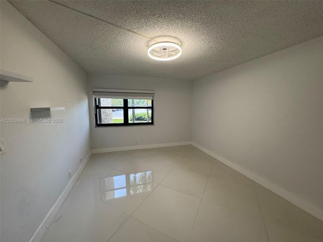 240 Lakeview Dr 112, Weston, FL 33326