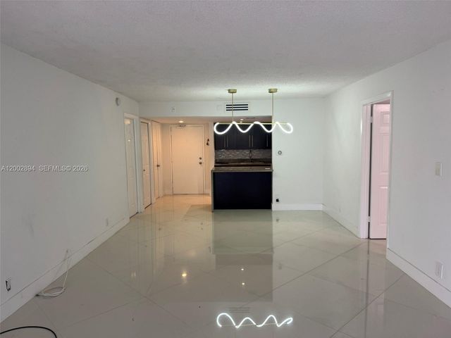 240 Lakeview Dr 112, Weston, FL 33326