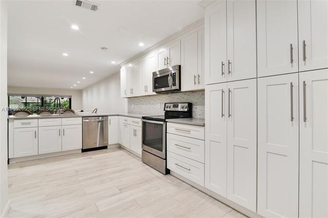 307 Bonnie Brae Way 26, Hollywood, FL 33021