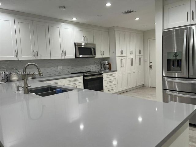 307 Bonnie Brae Way 26, Hollywood, FL 33021