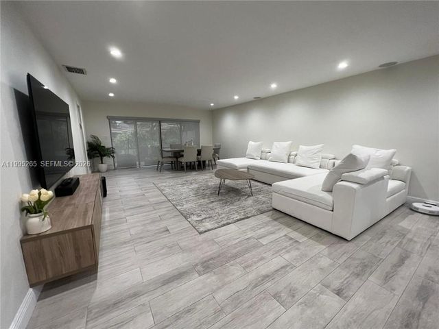 307 Bonnie Brae Way 26, Hollywood, FL 33021