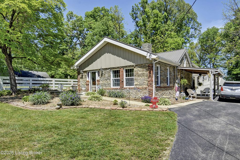 5217 Maple Spring Dr, Louisville, KY 40229
