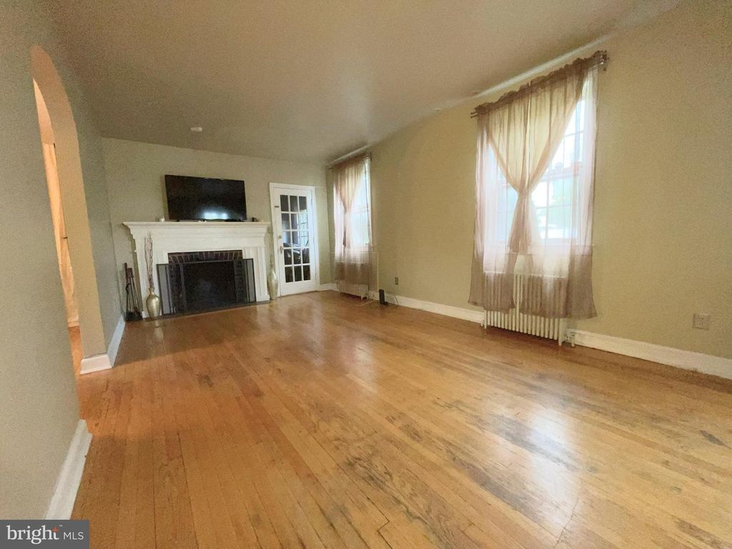 Image 6 of property listing at 4316 EAST-WEST, Hyattsville, MD 20782