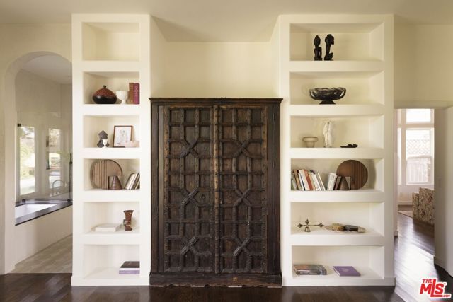 3842 Alsace Avenue, Los Angeles, CA 90008